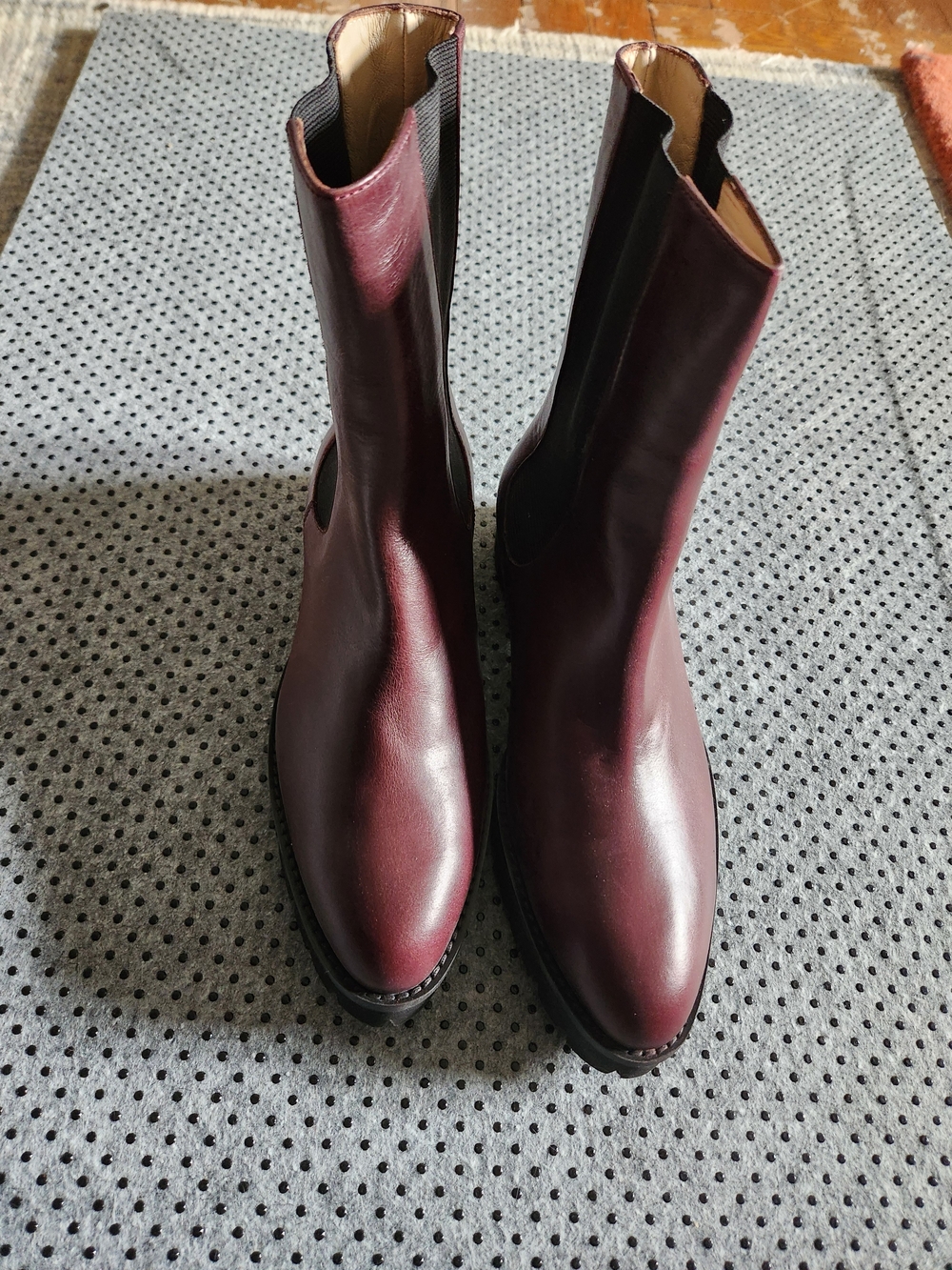 Theory Women's Chelsea Ankle Boots in Burgundy
